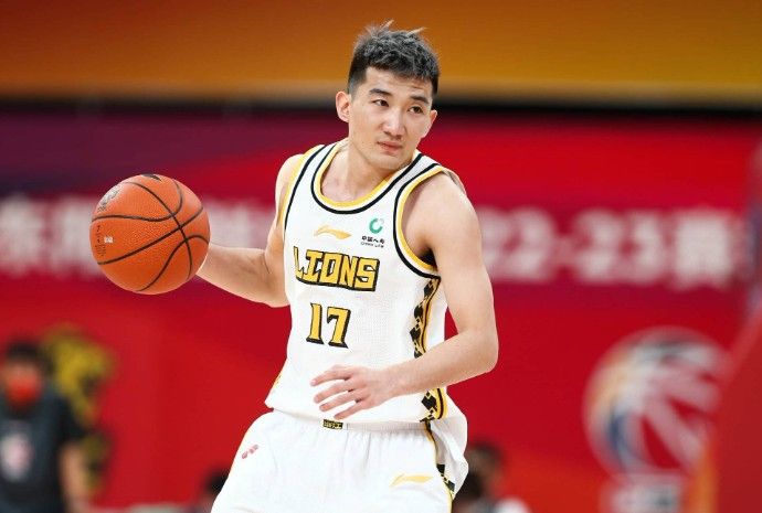 🤕媒体人：孙铭徽今晚战广州将迎来复出